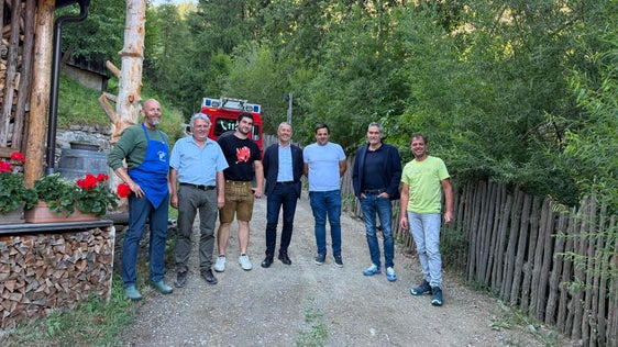 Lokalaugenschein in der Gemeinde Stilfs (von links): Hofbesitzer Jürgen Tonezzer, der Präsident des Führungsausschusses des Nationalparks Stilfserjoch und Marteller Bürgermeister Georg Altstätter, der Stilfser Gemeindereferent Fabian Brenner, Landesrat Peter Brunner, der Bürgermeister von Stilfs Samuel Marseiler, Hanspeter Gunsch, Direktor des Landesamtes für den Nationalpark Stilfserjoch, und der Stilfser Gemeinderat Markus Angerer. (Foto: LPA/Thomas Bodner)
