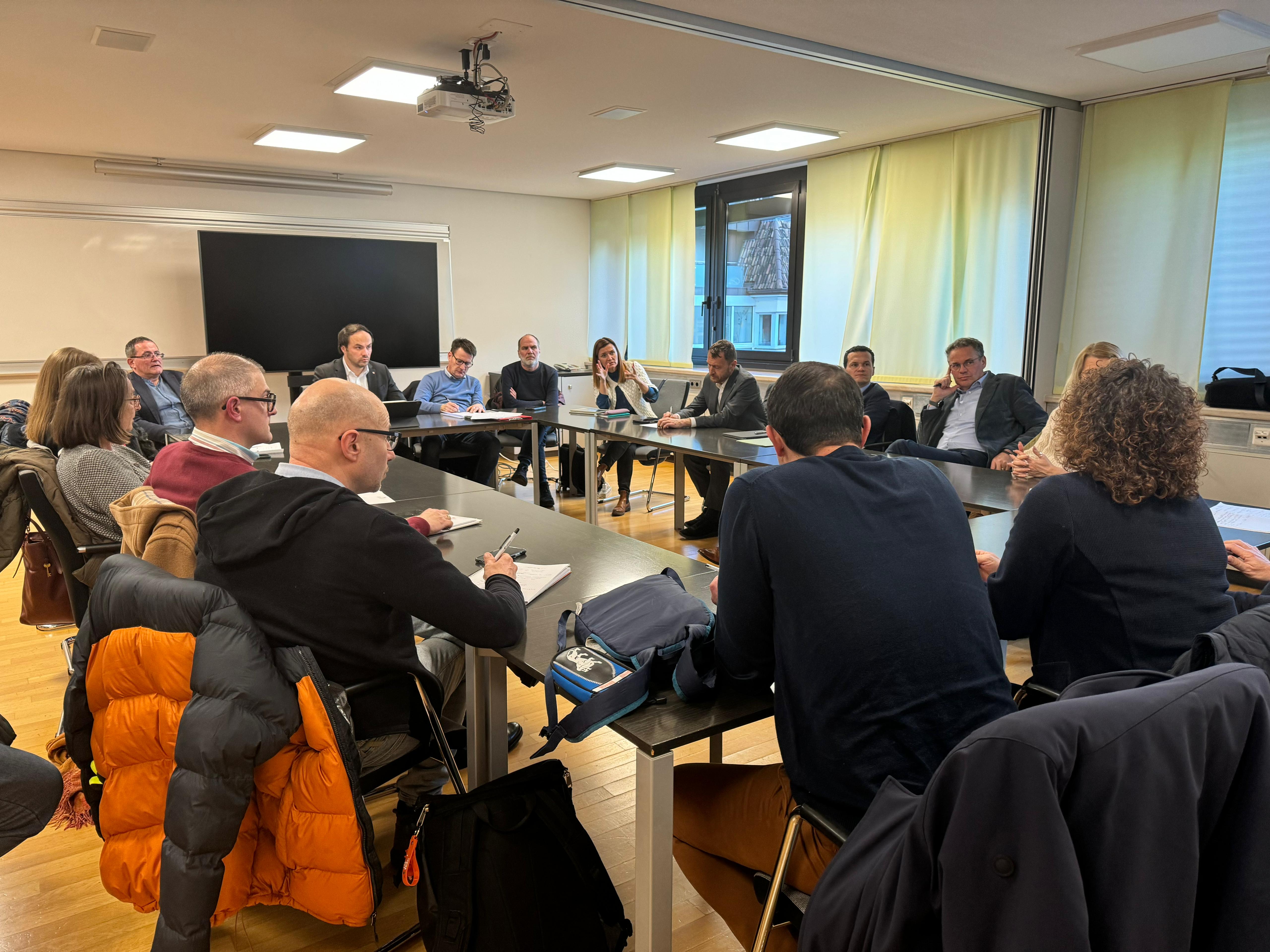 Nel corso di un tavolo tecnico sono stati definiti i punti principali delle prossime trattative per il nuovo contratto dei docenti delle scuole elementari, medie e superiori. L'attenzione immediata sarà rivolta all'adeguamento delle tariffe per gli straordinari e il servizio in trasferta. (Foto: USP/René Ploner)