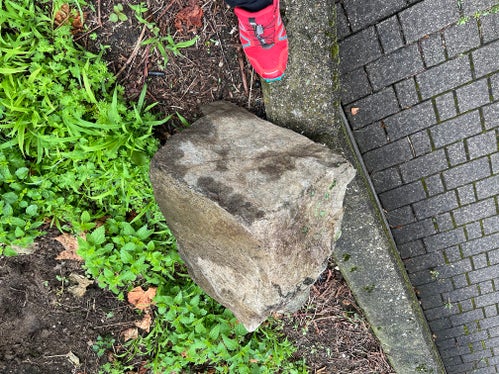 In Meran ist ein Steinbrocken knapp oberhalb eines Hauses zum Stehen gekommen. (Foto: LPA/Landesamt für Geologie und Baustoffprüfung)