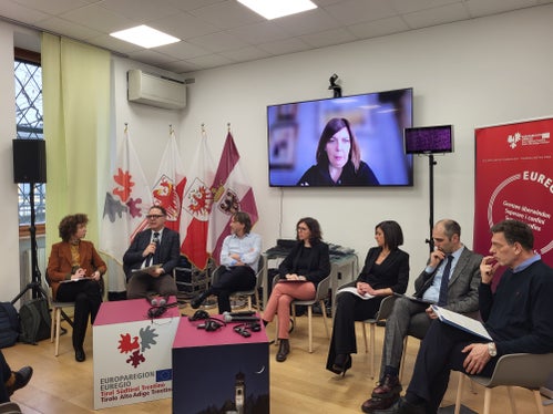 La tavola rotonda nel pomeriggio ha visto la partecipazione di rappresentanti del mondo della scuola, della formazione professionale, del lavoro e dell'università (Foto: Euregio)