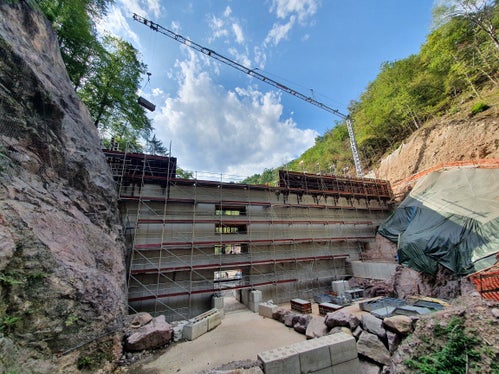 Un'altra immagine della fase di costruzione della diga sul rio Sinigo: i lavori hanno richiesto un notevole lavoro di scavo nella roccia (Foto: ASP/Ufficio sistemazione bacini montani Sud)