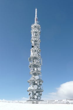 Heute bietet die RAS 18 Hörfunk- und 14 Fernsehprogramme aus Deutschland, Österreich und der Schweiz an, verbreitet 15 lokale private Hörfunk- und 8 Fernsehprogramme sowie über DAB die vier Hörfunkprogramme der RAI – insgesamt 37 Hörfunk- und 22 Fernsehprogramme. Im Bild: der Senderstandort Kronplatz (Foto: RAS)