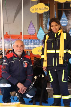 Auch ein Hund der Suchhundestaffel mit Hundeführer war beim Hochwassertag in Neumarkt am 11. Oktober dabei. (Foto: LPA/Maja Clara)