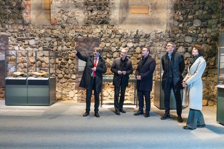 An 31 Standorten beteiligen sich Museen aus Tirol, Südtirol und dem Trentino&nbsp;am Euregio-Museumsjahr 2025. Im Bild (besichtigen die Ehrengäste) die Ausstellung der Hofburg Brixen zum Thema Einbruch - Aufbruch - Umbruch. (Foto: LPA/Daniel von Johnston)