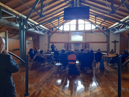 Über die Geschichte der Etsch referierte Kurt Werth im Rathaussaal von Neumarkt, anschließend beantwortete der Direktor der Agentur für Bevölkerungsschutz Klaus Unterweger die Fragen der Bevölkerung. (Foto: LPA/Maja Clara)