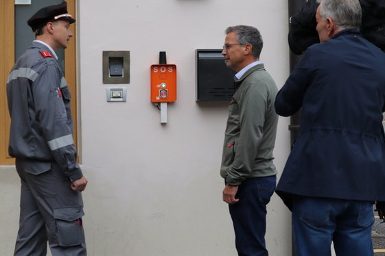 Ispezione prima della conferenza stampa: il primo pulsante di emergenza dell’Alto Adige è installato presso la caserma dei vigili del fuoco di Cardano; a sinistra nella foto il comandante dei vigili del fuoco Christoph Vieider, a destra il coordinatore del Servizio Radiocomunicazioni provinciale Markus Rauch, in secondo piano il sindaco Albin Kofler. (Foto: USP/Maja Clara)