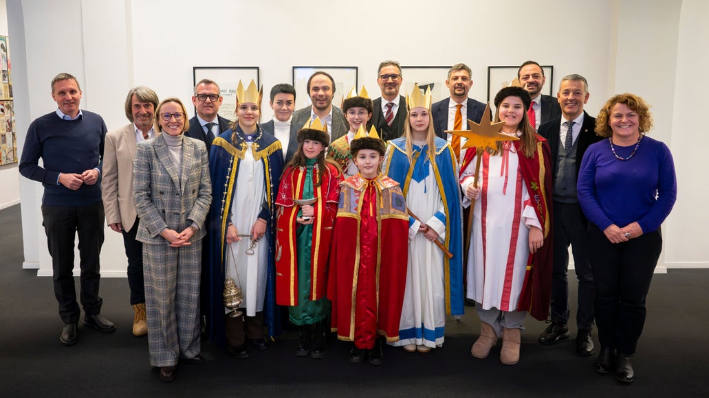 Un incontro emozionante quello avvenuto fra i Cantori della Stella e i rappresentanti della Giunta provinciale. Nella foto, (dietro da sinistra a destra), gli assessori Luis Walcher, Hubert Messner, Christian Bianchi, Ulli Mair, Philipp Achammer, il presidente Arno Kompatscher, gli assessori Daniel Alfreider, Marco Galateo e Peter Brunner. In prima fila, da sinistra a destra della foto, da sinistra a destra, l'assessora Magdalena Amhof,  i cantori Emma, Elisa, Annalena, Madeleine, Greta, Lisa e l'assessora Rosmarie Pamer. (Foto: USP/Fabio Brucculeri)