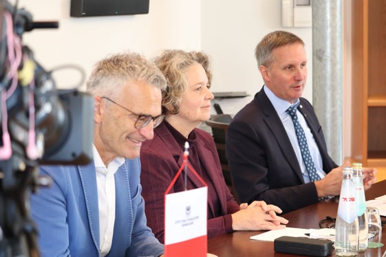 Freude an gelungener Initiative (von links): Landesforstdirektor Günther Unterthiner, Verwaltungsrätin der Stiftung Sparkasse Edith Ploner, Forstwirtschaftslandesrat Luis Walcher (Foto: LPA/Maja Clara)