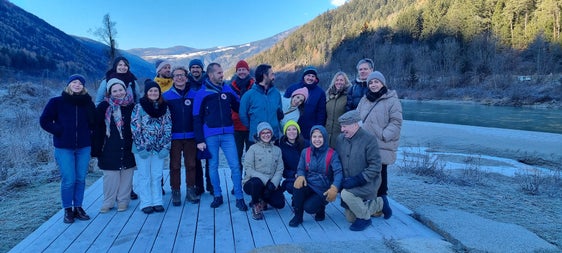 Peter Hecher, Lorenz Frei e Nicola Marangoni, membri del settore gestione aree fluviali e sviluppo dei corsi d’acqua del Centro funzionale provinciale, hanno guidato la delegazione formata da 17 rappresentanti di Wetlands International ad una visita guidata presso il tratto riqualificato del biotopo Ilistra, lungo la Rienza, (Foto: ASP/Agenzia per la Protezione civile)
