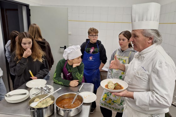 Progetto di cucina con lo chef Jakob Marmsoler al Centro giovanile San Giorgio (Foto: ASP/Ufficio servizio giovani)