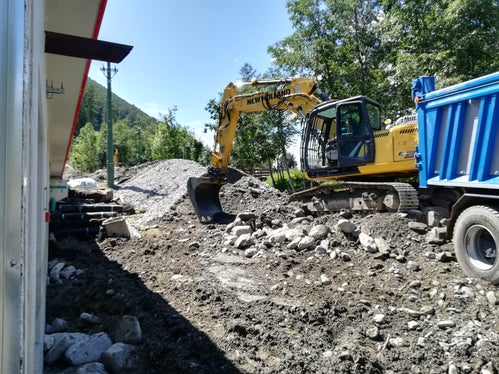 A causa delle forti piogge di metà agosto, il rio Chiusetta ha danneggiato il parcheggio e il magazzino della Skiarena Klausberg. Il team di operai dei bacini montani est ha rimosso il materiale detritico dal letto del fiume (Foto: ASP/Agenzia per la protezione civile/Ufficio sistemazione bacini montani est) 