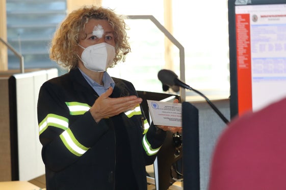 Berufsfeuerwehr-Offizierin Francesca Monti bringt den geschlossenen Umschlag mit dem Passwort in die Landesnotrufzentrale. (Foto: LPA/Maja Clara)