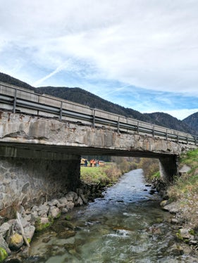 Oggi è stato dato il via ai lavori per ricostruire il ponte sul Rio Casies. (Foto: USP/Dipartimento Infrastrutture e Mobilità)
