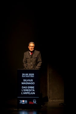 “Silvius Magnago ha plasmato l'Alto Adige con lungimiranza, tenacia e integrità. L'Autonomia odierna sarebbe impensabile senza di lui e la sua eredità ci impegna tutti a riempirla di vita”, ha dichiarato il presidente della Provincia Arno Kompatscher. (Foto: USP/Manuela Tessaro)