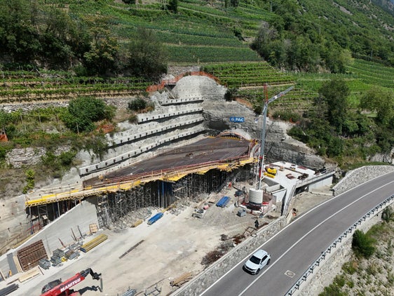 Schritt für Schritt nähert sich der neue Umfahrungstunnel von Kastelbell nach Galsaun seiner Fertigstellung. (Foto: LPA/Ressort für Infrastrukturen und Mobilität)