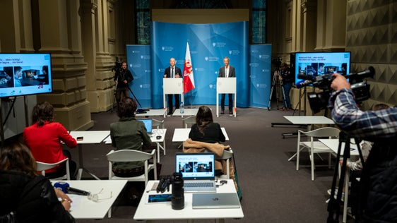 Landesrat Peter Brunner (am Podium links) und Amtsdirektor Georg Pichler (am Podium rechts) informierten bei einer Pressekonferenz über die Initiative Heizen mit Holz... aber richtig!, die auch im Herbst 2025 fortgesetzt wird.  (Foto: LPA/Fabio Brucculeri)