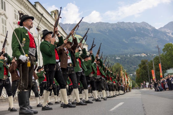 Die Ehrensalve gehört zum landesüblichen Empfang vor der Kaiserlichen Hofburg in Innsbruck. (Foto: Land Tirol/Sedlak)
