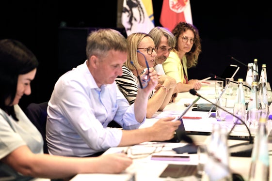 Von links nach rechts: Ulli Mair, Luis Walcher, Magdalena Amhof, Hubert Messner und Marion Markart bei der Sitzung der Regierungsdelegationen von Südtirol udn Graubünden. (Foto: LPA/Alan Bianchi)