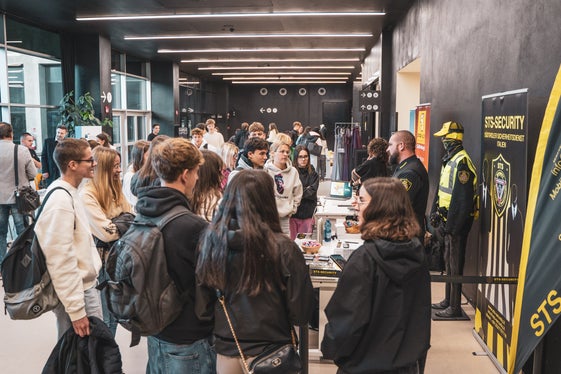 Die Veranstaltung How to Maturaball?! ermöglichte den direkten Austausch mit Expertinnen und Experten und Kontakte zu Partnern aus den Bereichen Safer Nightlife, Sicherheit, Reisen und Fashion. (Foto: LPA/Landesamt für Jugendarbeit/Youth Info)
