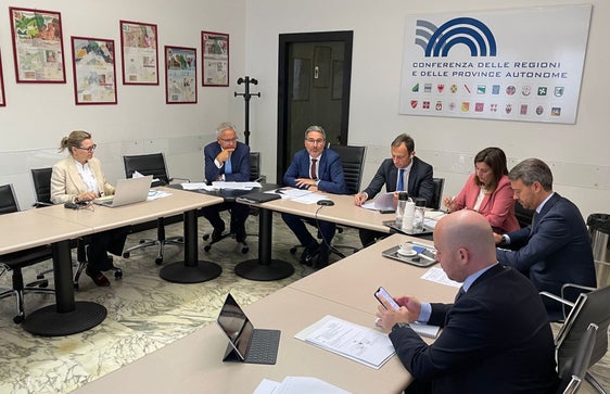 Landeshauptmann Arno Komptascher (3.v.l.) erinnerte beim Treffen der Regionen mit Sonderstatut auch an die Regierungserklärung, in der Ministerpräsidentin Giorgia Meloni die Wiederherstellung der Zuständigkeiten der Südtirol-Autonomie erwähnt hatte. (Foto: Regionenkonferenz)