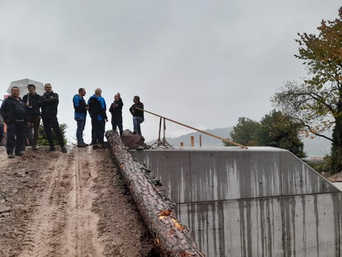 Besichtigung der Sperre im Steineggerbach in Tisens (Foto: LPA/Maja Clara)
