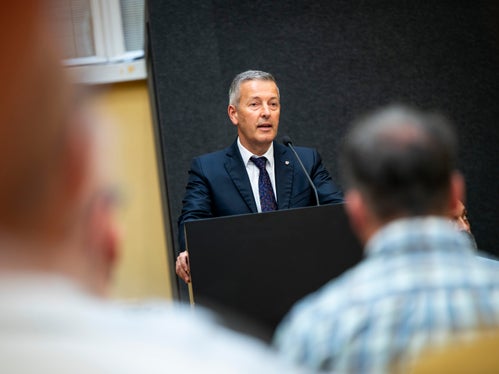 Die über 80 kommunalen und übergemeindlichen Recyclinghöfe in Südtirol leisten einen wichtigen Beitrag, um umweltgerechtes Verhalten zu fördern, erklärte Landesrat Peter Brunner. Aus den Ergebnissen der Abfallanalyse können wir gezielte Maßnahmen für die Zukunft ableiten. (Foto: LPA/Fabio Brucculeri)