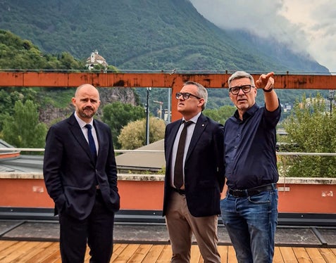 “L’adozione di soluzioni tecnologiche più efficienti, come il fotovoltaico, insieme al miglioramento degli impianti e delle coperture, consente di ridurre i consumi energetici e di valorizzare ulteriormente una struttura importante per il territorio”, ha dichiarato l'assessore Christian Bianchi durante il sopralluogo all'Eurac Research. Da sinistra a destra: Daniel Bedin, Direttore del Dipartimento Opere pubbliche, l'assessore Christian Bianchi e il direttore di Eurac Research Stephan Ortner. (Foto: USP/Gianluca Crocco)
