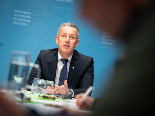 „Wir setzen auf die Nutzung bestehender Bauten. Nur so können der Bodenverbrauch und die Versiegelung reduziert werden, so wie auch im Landesstrategieplan festgelegt wird“, erklärte Landesrat Peter Brunner im Zuge des Mediengesprächs. (Foto: LPA/Fabio Brucculeri)