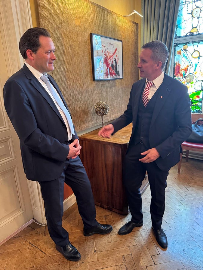 Wollen gemeinsame Wege gehen, um unsere kleinstrukturierte Landwirtschaft zu stärken und den ländlichen Raum nachhaltig abzusichern: der Bundesminister für Land- und Forstwirtschaft, Klima- und Umweltschutz, Regionen und Wasserwirtschaft Norbert Totschnig (links) bei seinen Gesprächen mit dem Landesrat für Landwirtschaft und Forstwirtschaft und Tourismus Luis Walcher in Wien. (Foto: LPA/Ressort Landwirtschaft, Forstwirtschaft und Tourismus)