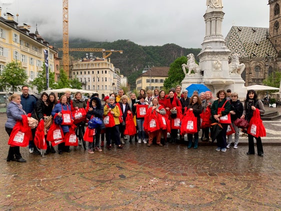Le componenti della Commissione per le pari opportunità e delle organizzazioni partner hanno distribuito oggi a Bolzano le famose borse rosse dell'Equal Pay Day, sensibilizzando sul fenomeno del divario retributivo di genere (Foto: Ufficio donna/Astrid Pichler)
