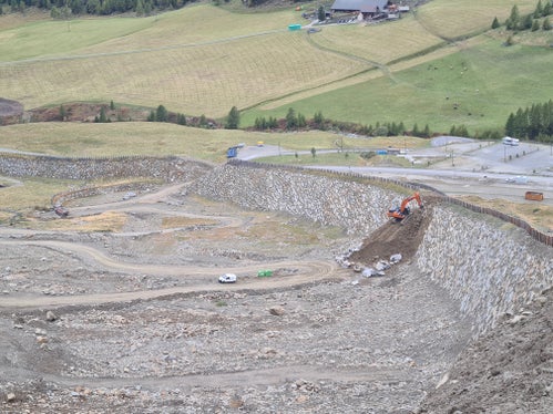 Ein Lawinenablenkdamm soll die Landesstraße und zwei Parkplätze in Kurzras in Schnals vor einem Lawinenereignis  schützen. (Foto: LPA/Landesamt für Wildbach- und Lawinenverbauung West in der Agentur für Bevölkerungsschutz/Martin Eschgfäller)