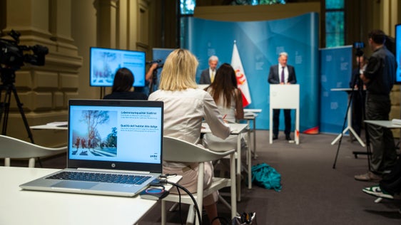 Lo studio presentato oggi (19 giugno) sulla qualità della vita mostra che gli altoatesini hanno una visione differenziata del turismo - l'assessore provinciale, Arnold Schuler, e il direttore del Centro di Competenza per il Turismo e la Mobilità della Libera Università di Bolzano, Thomas Bausch, hanno presentato i risultati dello studio (Foto: ASP/Fabio Brucculeri)