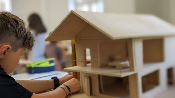 Ein eigenes kleines Traumhaus entwerfen konnten die Schülerinnen und Schüler im Workshop Die Modellbau-Werkstatt. (Foto: LPA/Bildungsdirektion)