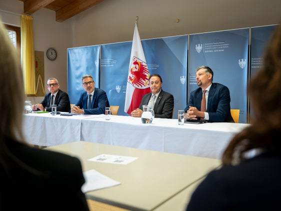 Bei einer Pressekonferenz nach der Sondersitzung der Landesregierung mit den Bürgermeisterinnen und Bürgermeistern des Bezirks Überetsch Unterland stellten sie die Hauptpunkte der Tagesordnung der Presse vor (von links): Landesrat Christian Bianchi, Landeshauptmann Arno Kompatscher, Bezirkspräsident Hans Zelger und Landesrat Daniel Alfreider. (Foto: LPA/Fabio Brucculeri)