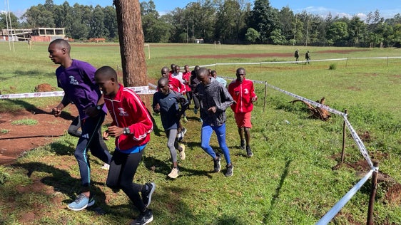 Im Mittelpunkt des ISF World School Cross Country Championship 2024 stand die Disziplin des Cross-Country, ein Geländelauf, der auf unterschiedlichem Terrain wie Wiesen oder Wald ausgetragen wird. (Foto: LPA/Pädagogische Abteilung an der Deutschen Bildungsdirektion/Astrid Ferrari)   