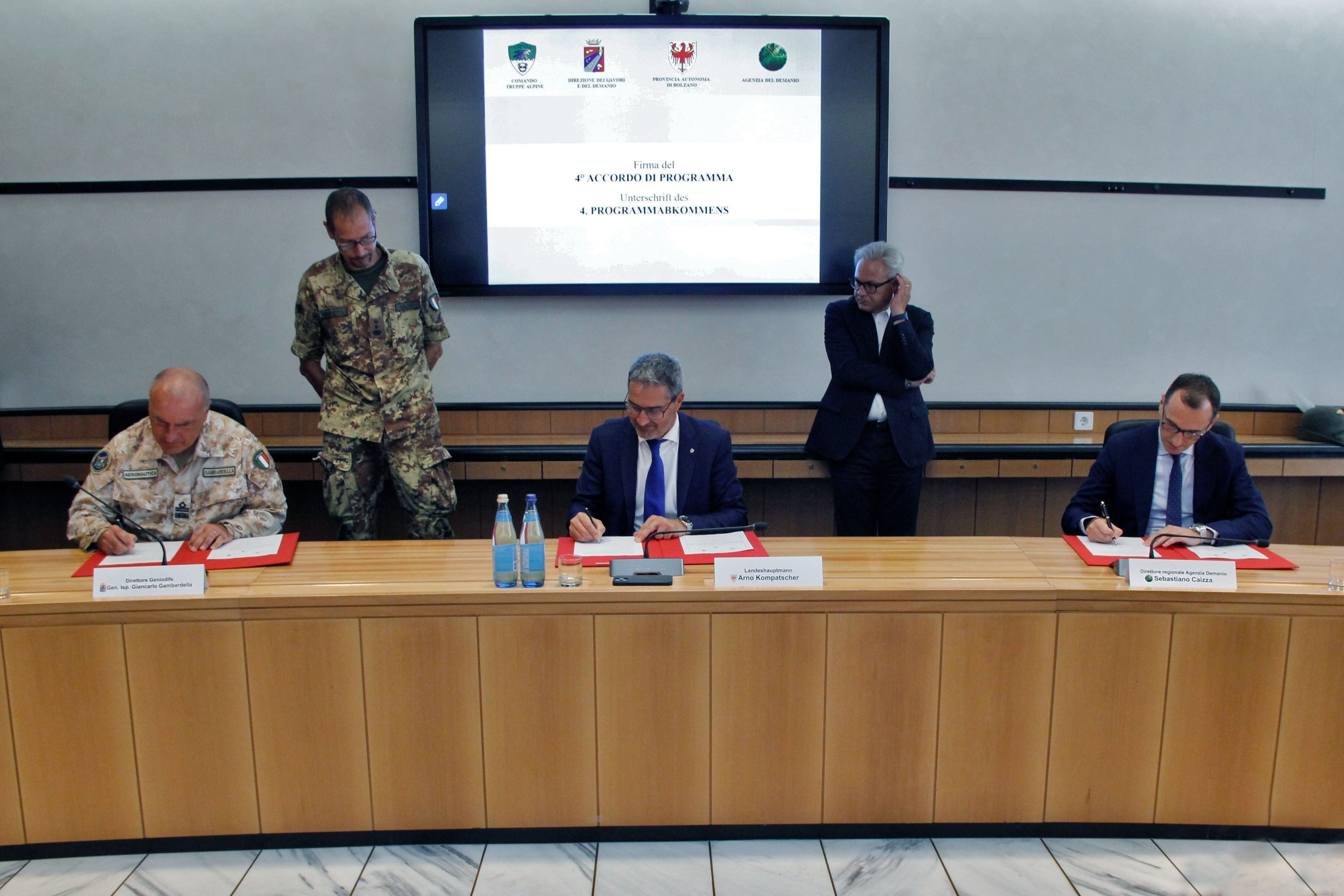 Die Unterzeichnung des sechsten Programmabkommens und des vierten Tauschvertrags im Saal der Landesregierung mit (v.l.) General Giancarlo Gambardella, Landeshauptmann Arno Kompatscher und dem Regionaldirektor der Agentur für Staatsgüter, Sebastiano Caizza (Foto: LPA/Greta Stuefer) 