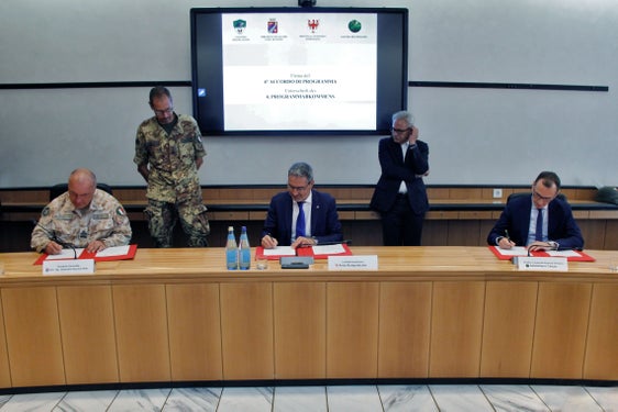 Il direttore della Direzione dei lavori e del Demanio del Ministero della Difesa, generale ispettore Giancarlo Gambardella, il presidente della Provincia autonoma di Bolzano, Arno Kompatscher, e il direttore regionale dell’Agenzia del Demanio, Sebastiano Caizza (da sinistra a destra), sottoscrivono il quarto accordo di programma (Foto: ASP/Greta Stuefer) 