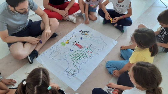 Bambine e bambini impegnati nel workshop dedicato alla lingua inglese. Nuovo appuntamento in autunno (Foto: ASP)