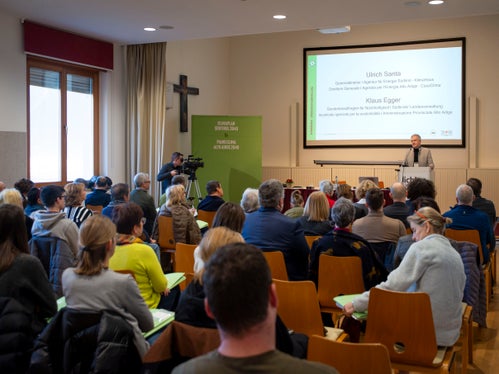 Mit Ihrer Mitarbeit, mit Ihrem Beitrag können sie diesen Prozess bereichern und die Politik bei der Entscheidungsfindung in Sachen Nachhaltigkeit unterstützen, wandte sich Ulrich Santa, Direktor der Agentur für Energie Südtirol - Klimahaus, an die anwesenden Bürgerinnen und Bürger. (Foto: LPA/Fabio Brucculeri)
