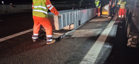 Gli attenuatori d’urto sono elementi metallici della lunghezza di circa 6-8 metri, posizionati davanti alle cuspidi delle barriere esistenti. (Foto: USP/Alberto Lenisa)