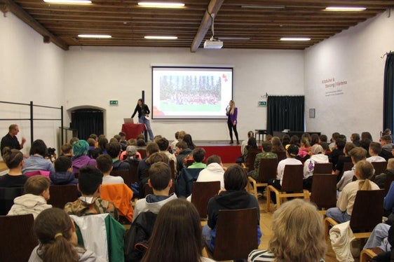 Karin Gschnitzer e Patrizia Pierdomenico presentano l'Euregio agli scolari (Foto: Karl-Heinz Sparber)