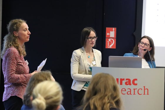 Incontro del Network Meeting women exchange for Disaster Risk Reduction (da sinistra): Lydiia Pedoth di Eurac Research, Martina Inderst e Susanne Rizolli del Centro funzionale provinciale dell'Agenzia di Protezione Civile. (Foto: USP/Maja Clara)