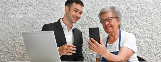 I tutor digitali sono già disponibili in 15 Comuni dell'Alto Adige per aiutare gratuitamente i cittadini che hanno difficoltà nell'utilizzo dei servizi digitali. (Foto: USP/Ripartizione Informatica)