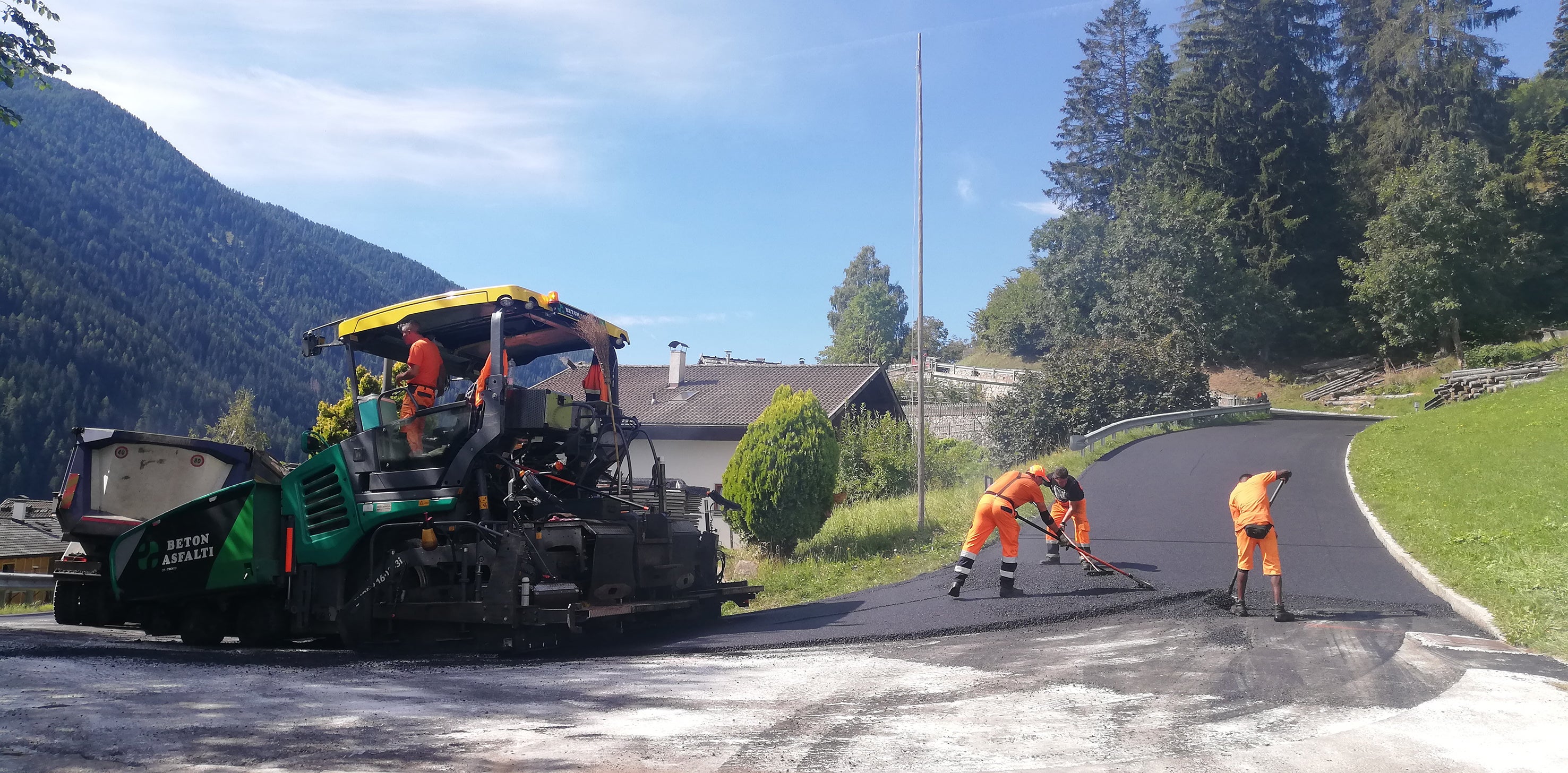 Dal 16 al 27 giugno saranno eseguiti lavori di asfaltatura lungo la strada statale del Passo Gardena. La strada sarà completamente chiusa dal 18 giugno, dalle 8.00 alle 18.00 (tranne sabato e domenica). (Foto: Ripartizione Servizio strade)
