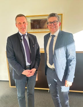 Der Waldfonds ist ein unverzichtbares Instrument, um unsere Wälder langfristig zu stärken und deren vielfältige Funktionen zu sichern: Forstwirtschaftslandesrat Luis Walcher mit dem Geschäftsführer der Raiffeisenkasse Bruneck Georg Oberhollenzer. Die Raiffeisenkasse Bruneck unterstützt mit 10.000 Euro das Projekt Waldheim über den Waldfonds. (Foto: Raiffeisenkasse Bruneck)