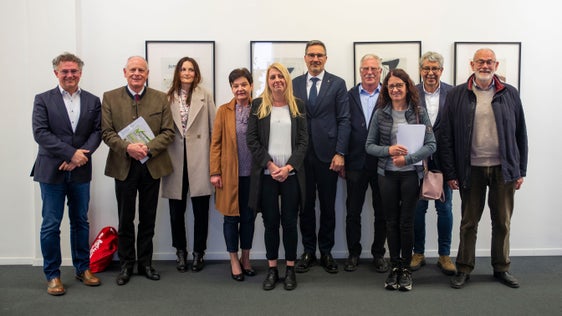La Consulta presieduta dal presidente altoatesino Arno Kompatscher (nella foto il sesto da sinistra) e dalla direttrice generale del Centro Tutela Consumatori Gunde Bauhofer (nella foto la quinta da sinistra) ha il compito di formulare proposte per la tutela dei consumatori e di recepire il parere di esperti. (Foto: ASP/Fabio Brucculeri)