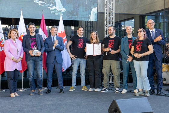 L'associazione altoatesina di gaming DUNG VFG durante la cerimonia di consegna del premio. (Foto: USP/Bernhard Aichner)