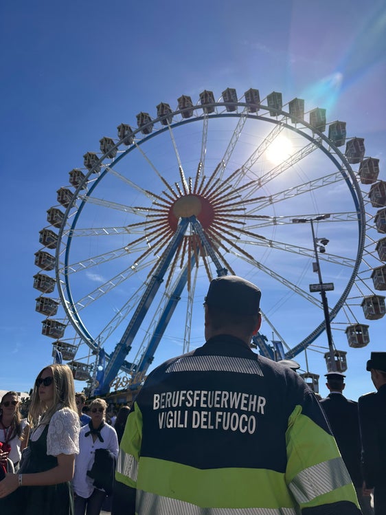 Alle Jahre wieder: Jeweils drei Bozner Berufsfeuerwehrmänner stehen an zwei Wochenenden des Münchner Oktoberfestes als Dolmetscher zur verfügung. (Foto: LPA/Berufsfeuerwehr Bozen)