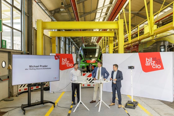 I treni diventeranno interoperabili e utilizzabili a livello transfrontaliero grazie al nuovo sistema ETCS, ha dichiarato Michael Prader, project manager di Sta, durante una conversazione con l'assessore Alfreider e il direttore di Sta Dejaco. (Foto: ASP/Tiberio Sorvillo)