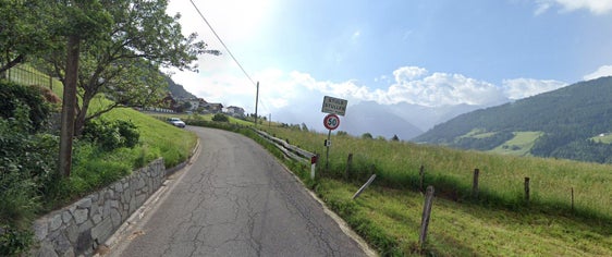 La SP113 verrà ampliata e rettificata fino a Stulles e verranno realizzati lavori di messa in sicurezza della strada nell'area del portale della galleria (Foto: ASP/Google Street View)